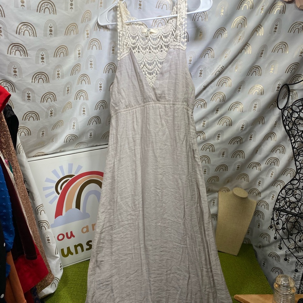 Chic Lace-Detail Maxi Dress in Soft Gray